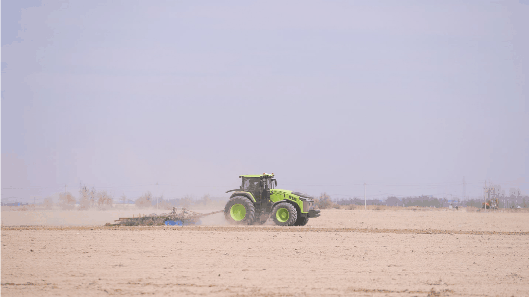 国产高端农机加速突破！中联重科DV4104混动拖拉机进入新疆熟化项目田间验证阶段